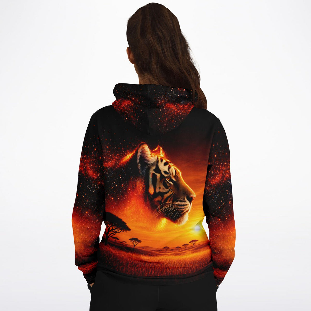 Dreamer Hoodie Feuerherz mit Tiger-Motiv in nächtlicher Savanne, passend zu künstlerischem Diamond Painting Design.
