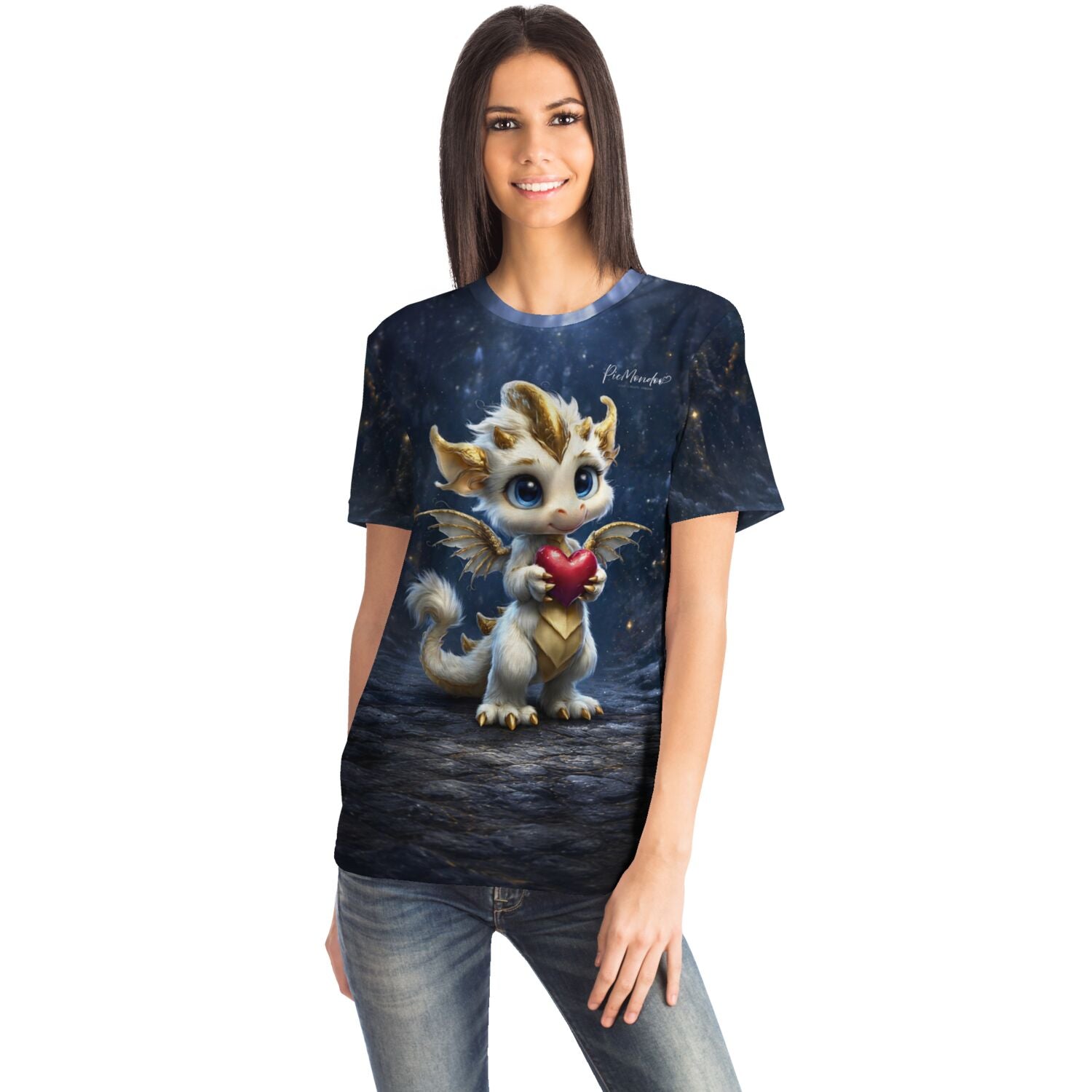 Frau trägt ein T-Shirt mit süßem Drachen-Motiv und Herz, ideal für Fans von Diamond Painting und Malen nach Zahlen