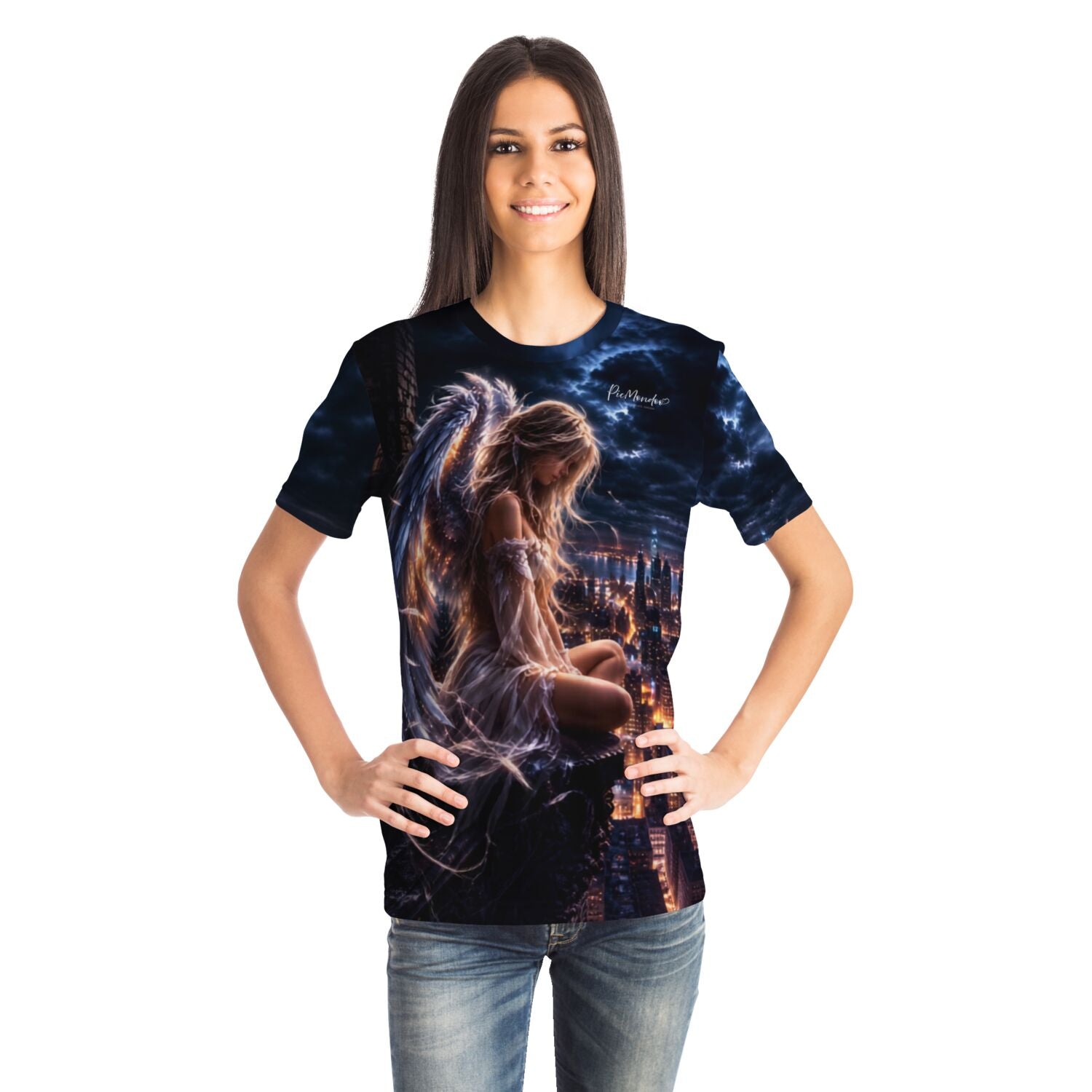 Frau trägt ein T-Shirt mit Engel-Motiv „Dreamer – Wenn die Welt schläft“, passend zu Diamond Painting und Malen nach Zahlen