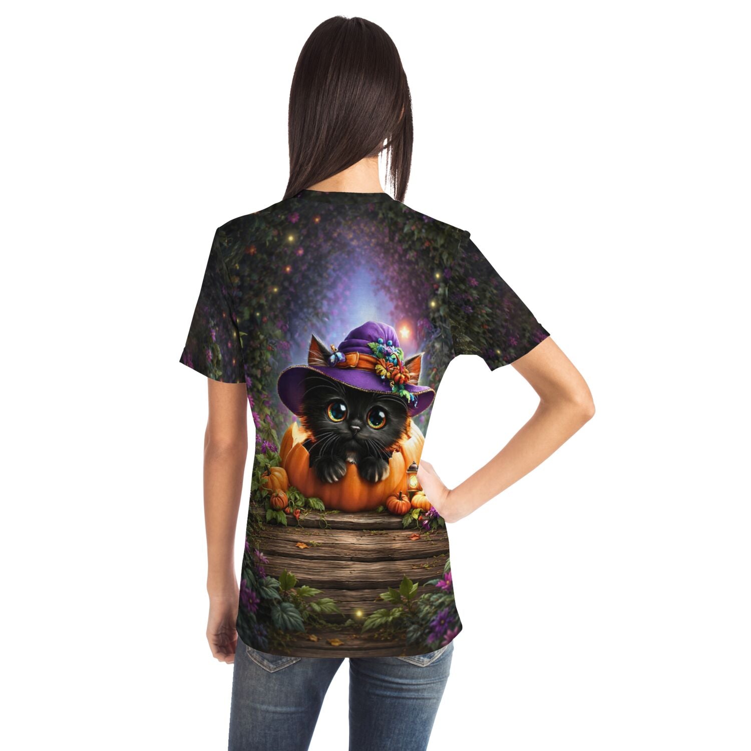 T-Shirt mit Herbstpfötchen Motiv: Schwarze Katze im Kürbis mit lila Hut im Stil eines Diamond Painting Kunstwerks