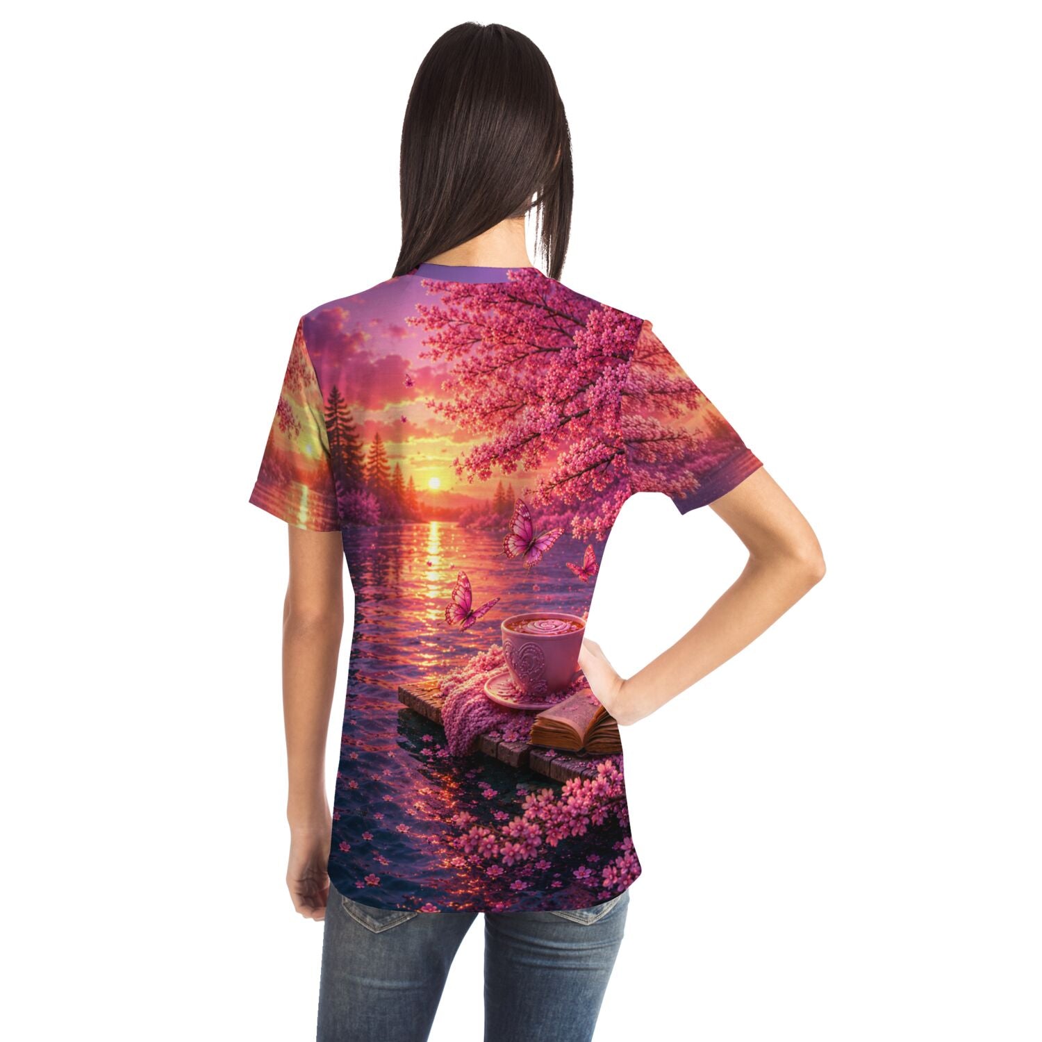 T-Shirt mit künstlerischem Motiv: Romantischer Sonnenuntergang, Kirschblüten, Schmetterlinge und Kaffeetasse am See