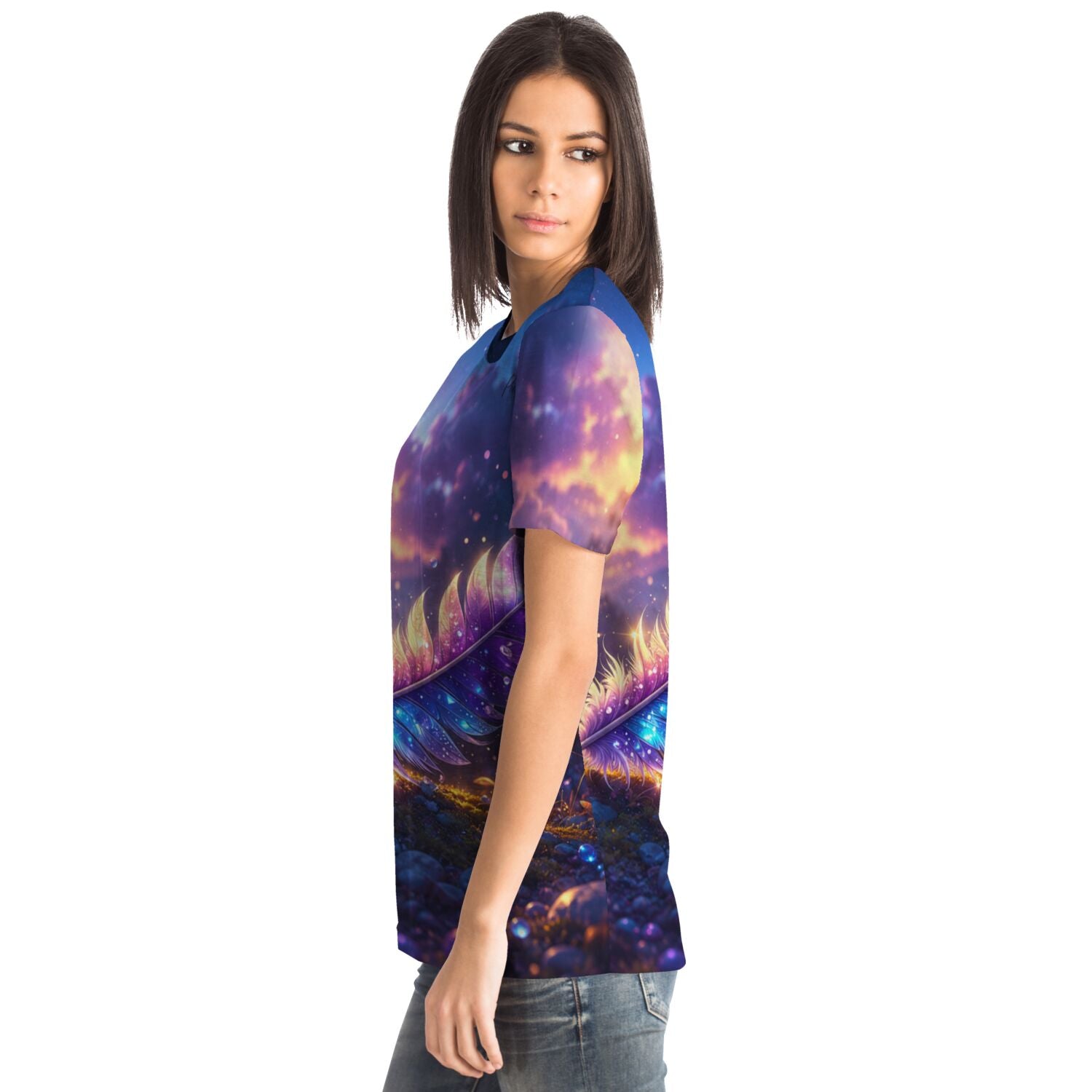 Frau trägt Dreamer T-Shirt mit leuchtendem Feder im Sternenlicht Design, perfekt für Fans von Diamond Painting Motiven.