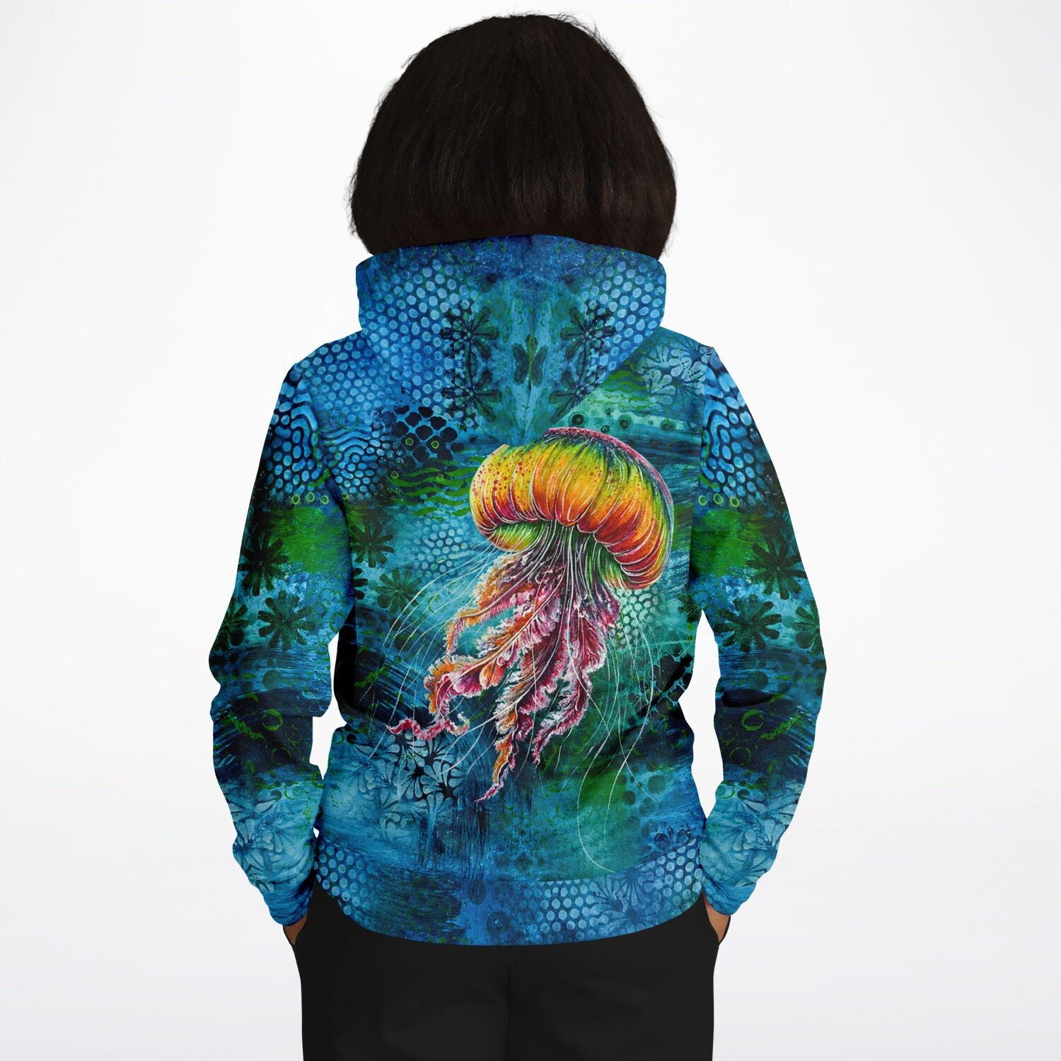 Dreamer Hoodie Medusa Solaris im künstlerischen Quallen-Design mit leuchtenden Farben auf blauem Aquarell-Hintergrund.